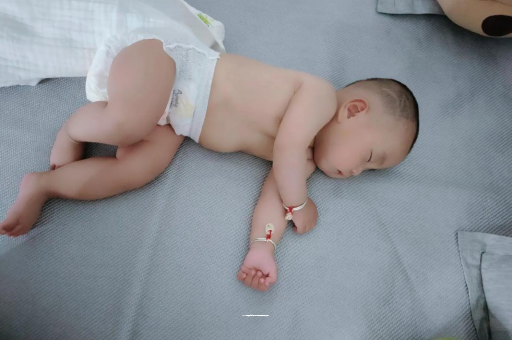 四川两个月宝宝肚子胀气